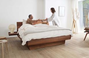 ergonomisch bed met massief houten bedkader en hoofdbord