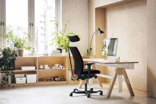 thuiswerkplek met ergonomische bureaustoel